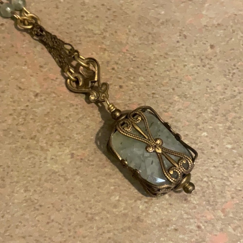 Gorgeous Jan Michaels necklace. Pale green jade stone and beads. - Picture 2 of 7